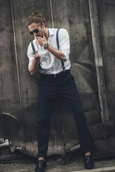 Elegante joven fumando - foto de stock