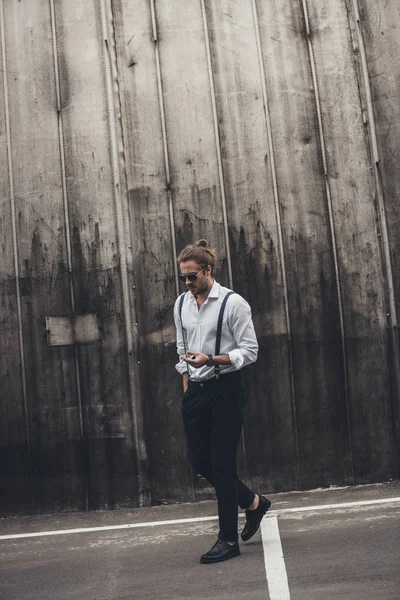 Jeune homme élégant fumant — Photo de stock