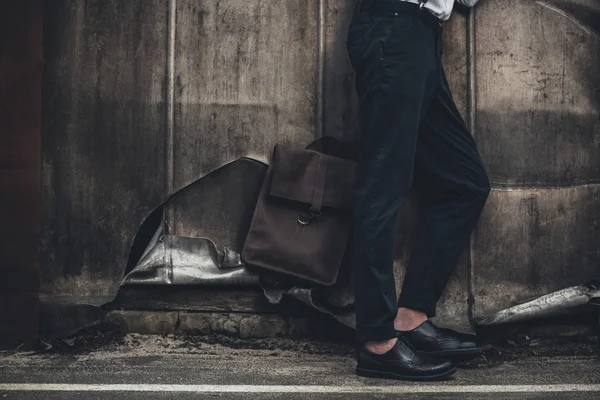 Uomo in pantaloni e scarpe alla moda — Foto stock