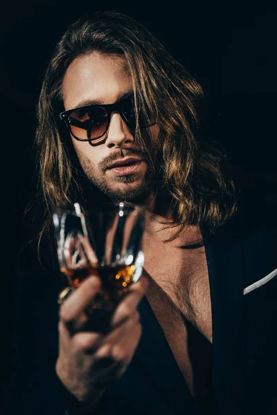 Man in suit drinking whiskey — Stock Photo