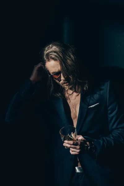 Man in suit drinking whiskey — Stock Photo