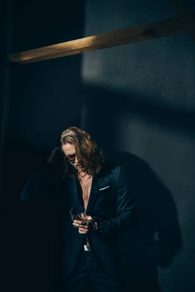 Man in suit drinking whiskey — Stock Photo