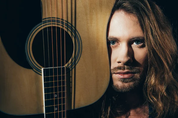 Schöner Mann mit Gitarre — Stockfoto