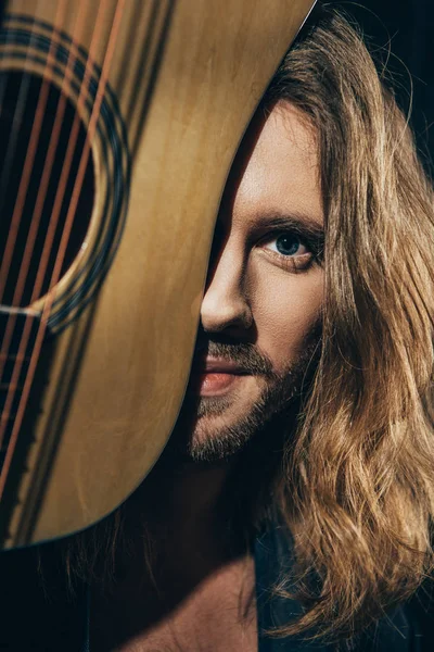 Schöner Mann mit Gitarre — Stockfoto