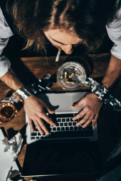 Hombre usando ordenador portátil - foto de stock