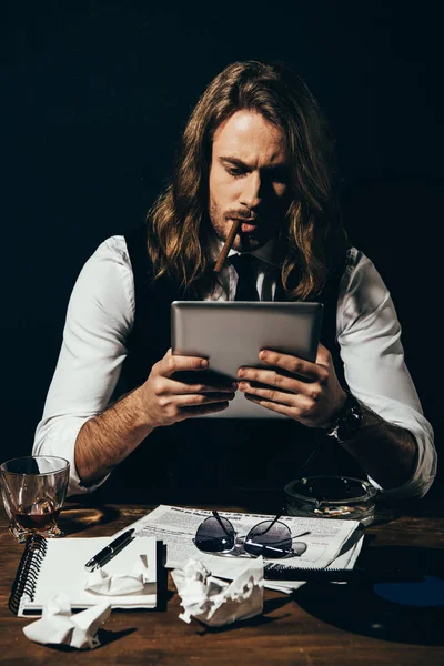 Homem usando tablet digital — Fotografia de Stock