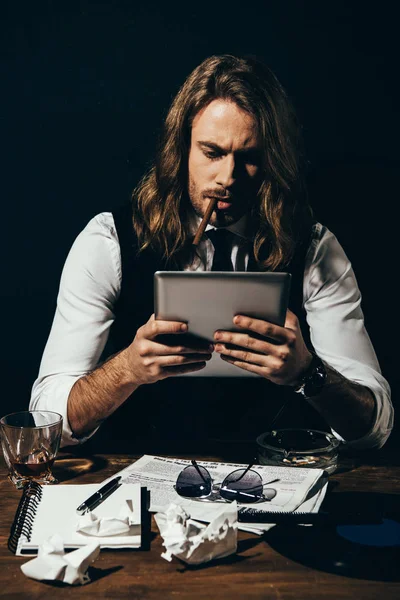 Homme utilisant une tablette numérique — Photo de stock