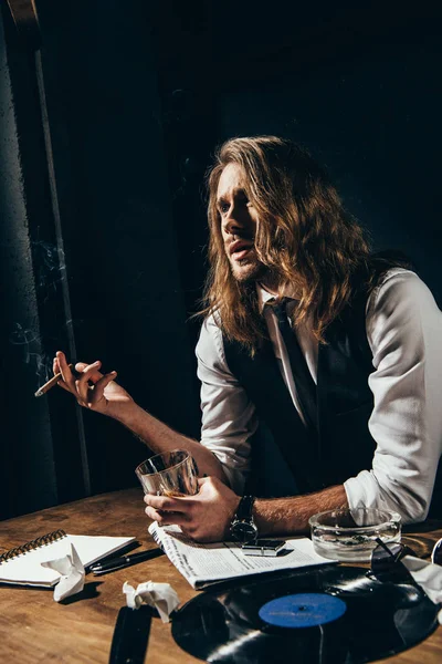 Homem bebendo álcool e fumando — Fotografia de Stock