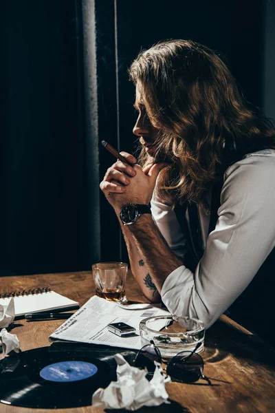 Homme buvant de l'alcool et fumant — Stock Photo