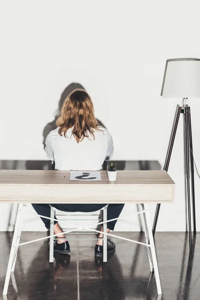 Geschäftsmann sitzt am Tisch — Stockfoto