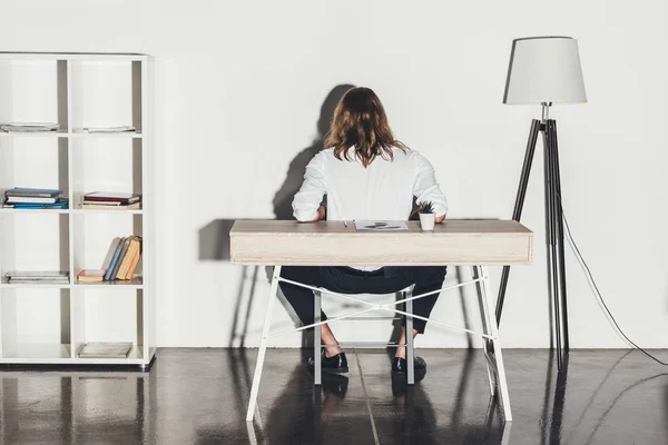 Hombre de negocios sentado en la mesa - foto de stock