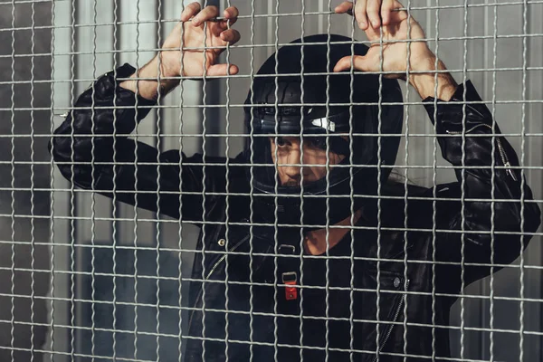 Homme élégant dans le casque — Photo de stock