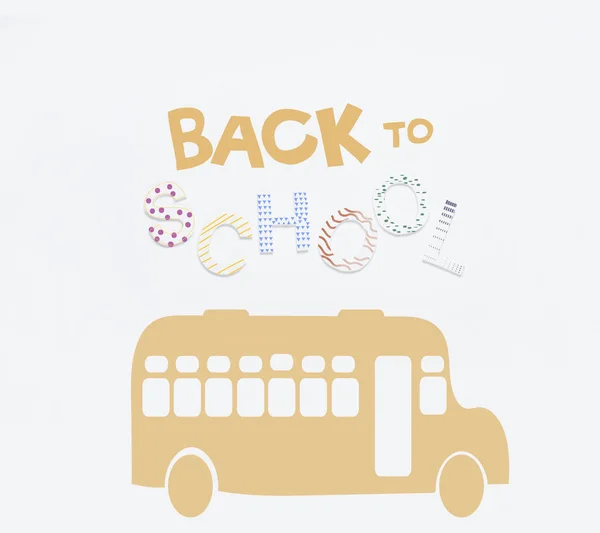 Школьный автобус и буквы — стоковое фото