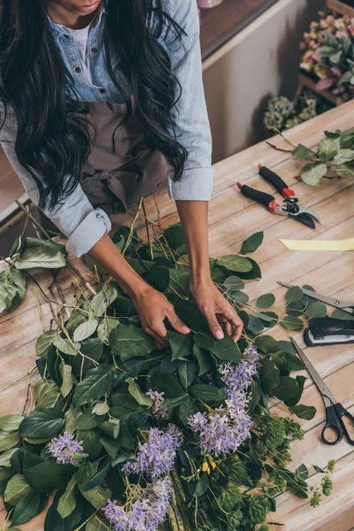 Fleuriste arrangeant des fleurs — Photo de stock