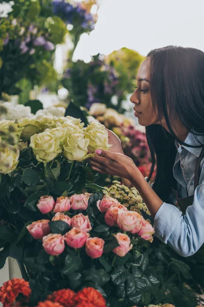 Fiorista afroamericano con fiori — Foto stock