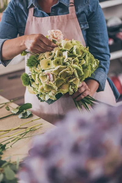 Florist arranging flowers — Stock Photo