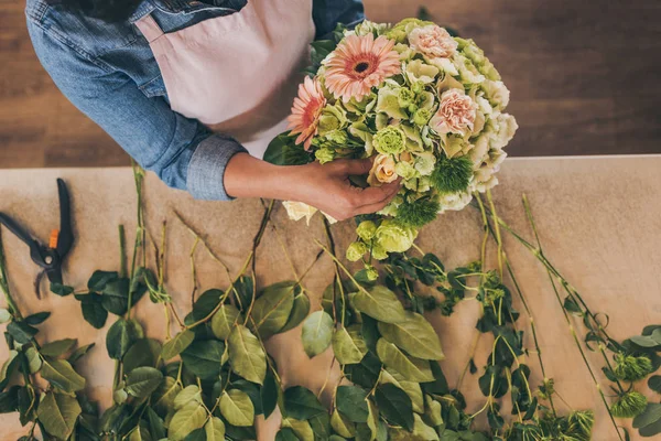 Floristería arreglando flores - foto de stock