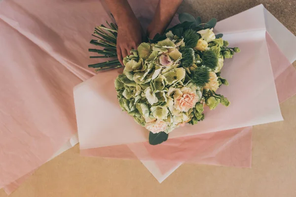 Florist arranging flowers — Stock Photo