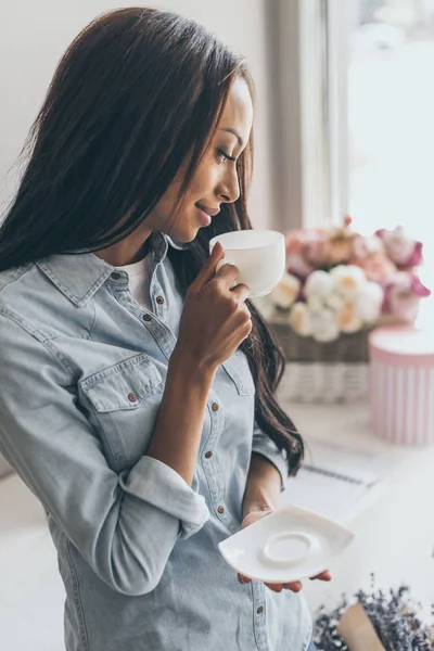 Афроамериканська жінка п'є каву — стокове фото
