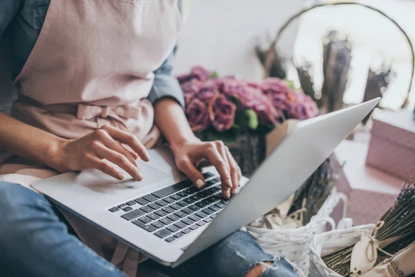 Frau benutzt Laptop — Stockfoto