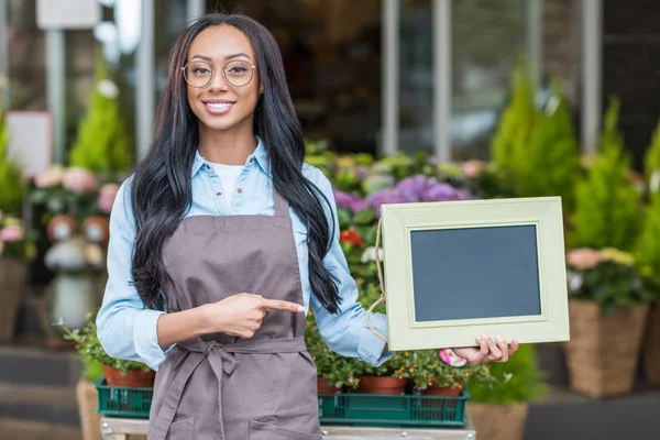 Afrikanisch-amerikanischer Blumenhändler mit leerem Schild — Stockfoto