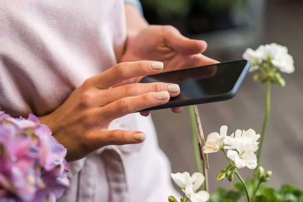 Frau nutzt Smartphone — Stockfoto