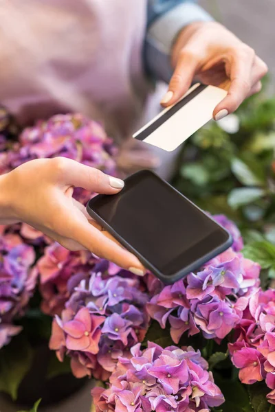 Persona con smartphone y tarjeta de crédito - foto de stock