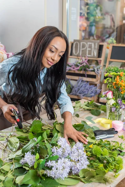 Florist cutting flowers — Stock Photo