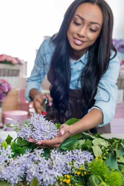 Florist cutting flowers — Stock Photo