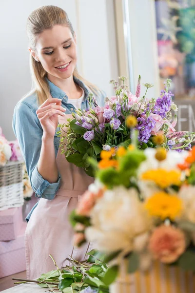 Fleuriste travaillant dans un magasin de fleurs — Photo de stock