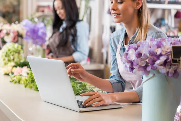 Florista usando laptop — Fotografia de Stock