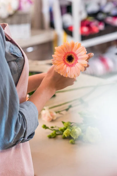 Fiorista che organizza fiori — Foto stock