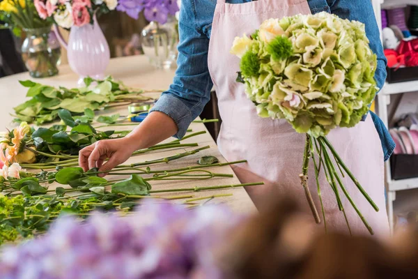 Floristería arreglando flores - foto de stock