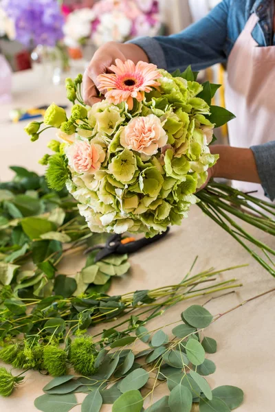 Fiorista che organizza fiori — Foto stock