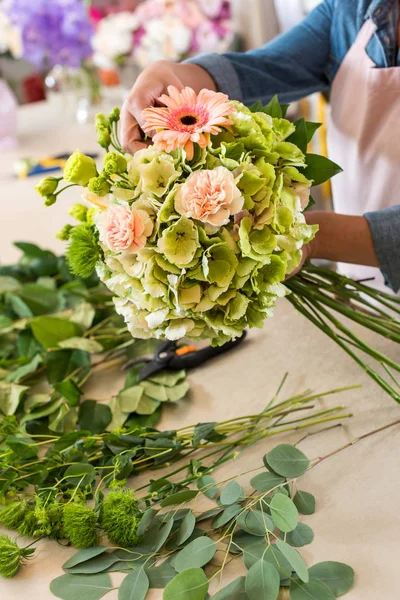 Floristería arreglando flores - foto de stock