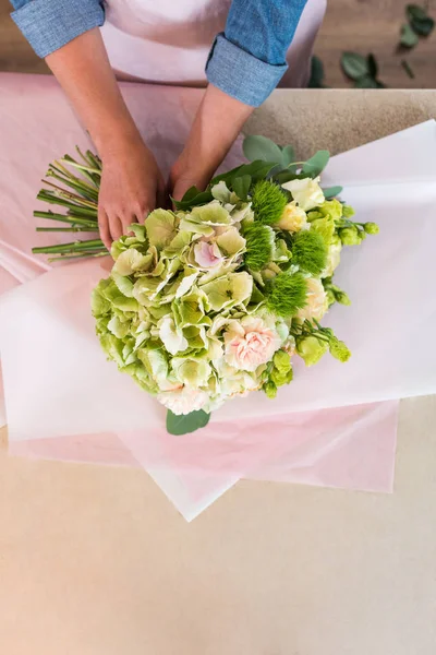Florist arranging flowers — Stock Photo