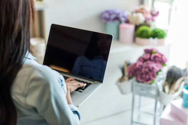 Fiorista utilizzando laptop — Foto stock