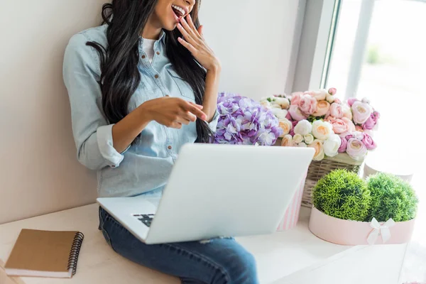 Florist using laptop — Stock Photo