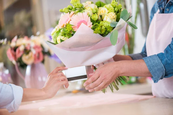 Оплата квітів з кредитною карткою — стокове фото
