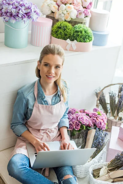 Florist using laptop — Stock Photo