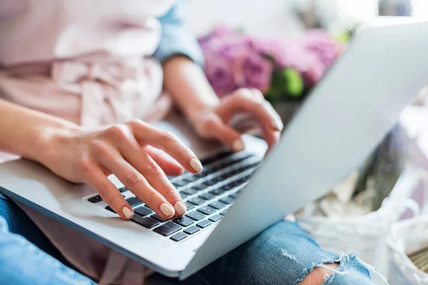 Florist using laptop — Stock Photo