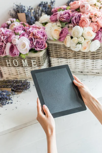 Fiorista utilizzando tablet digitale — Foto stock