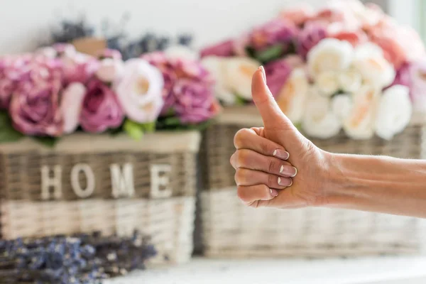 Blumenhändler zeigt Daumen hoch — Stockfoto