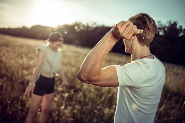 Friends throwing holi powder — Stock Photo