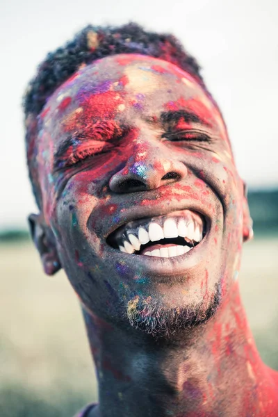 Africano americano hombre en holi festival - foto de stock