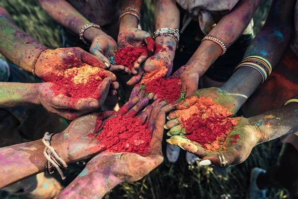 Polvo de holi colorido en las manos - foto de stock