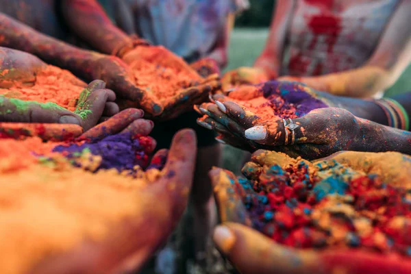 Colorido holi em pó nas mãos — Fotografia de Stock