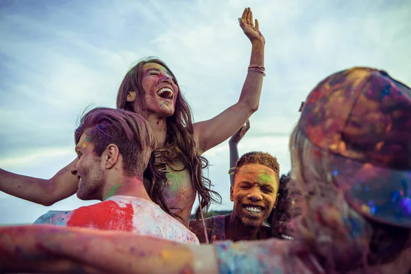 Amigos multiétnicos en el festival holi - foto de stock