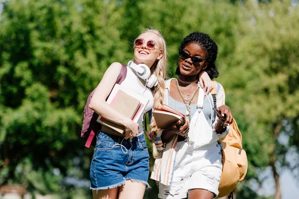 Estudantes multiétnicos caminhando no parque — Fotografia de Stock