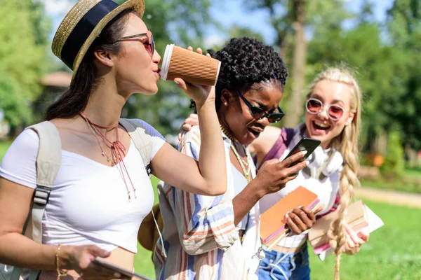 Chicas multiétnicas usando smartphone - foto de stock